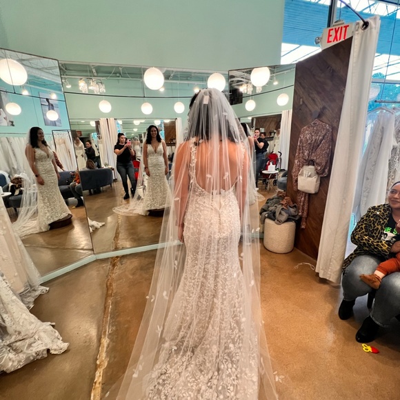 Bridal Veil-100 inches with petals and rhinestones main image 5